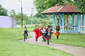 asiatische-m%C3%A4dchen-kinder-tricksen-