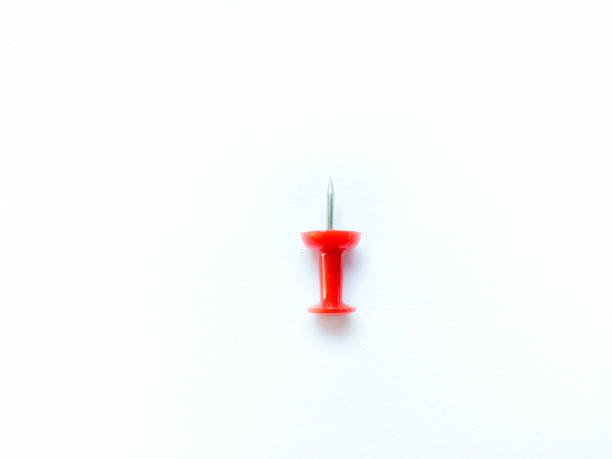 perno rosso isolato su sfondo bianco - straight pin paper isolated single object foto e immagini stock