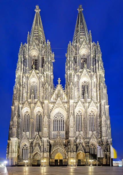 cologne cathedral facade - church gothic style cathedral dark imagens e fotografias de stock