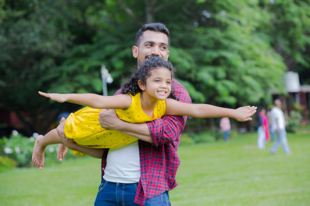 自然ストック写真で夏のピクニックを楽しむ家族 - father indian ethnicity india love ストックフォトと画像