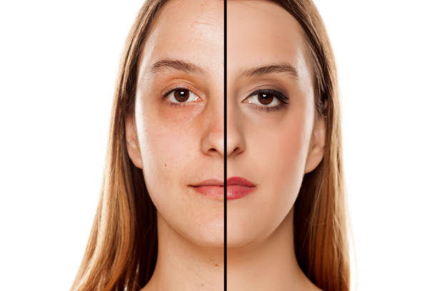 verticale de comparaison d'une femme sans et avec le maquillage - make over series photos et images de collection