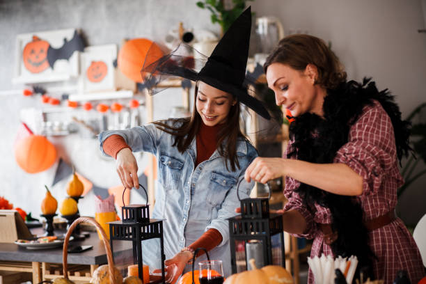 bougies d'éclairage de mère et de descendante dans le décor d'halloween - halloween decoration photos et images de collection