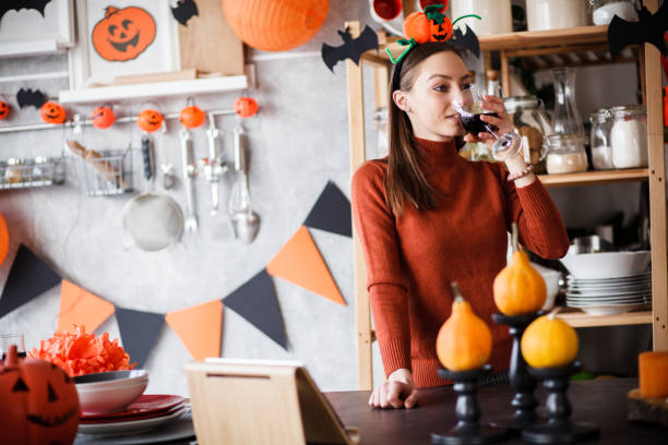 mädchen trinken wein an halloween - glass autumn halloween food stock-fotos und bilder