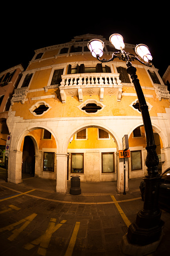 Aparcamiento de impuestos bajo lanp en Chioggia. Venecia, Italia photo