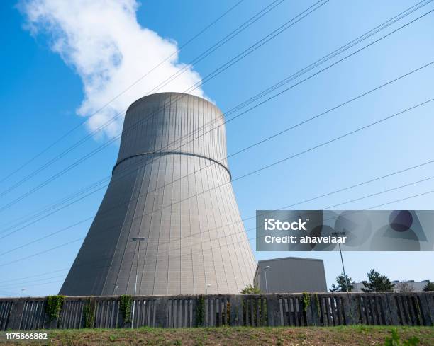 低ザクセンのリンゲン付近の原子力発電所の大きな煙突の上の蒸気と青い空 - ストックフォト・写真素材...