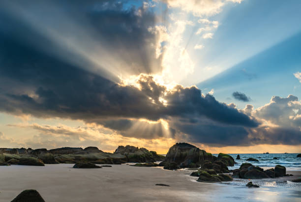 grünalgen auf felsen am strand die morgendämmerung mit dramatischem himmel, um den neuen tag zu begrüßen - long exposure rock cloud sky stock-fotos und bilder