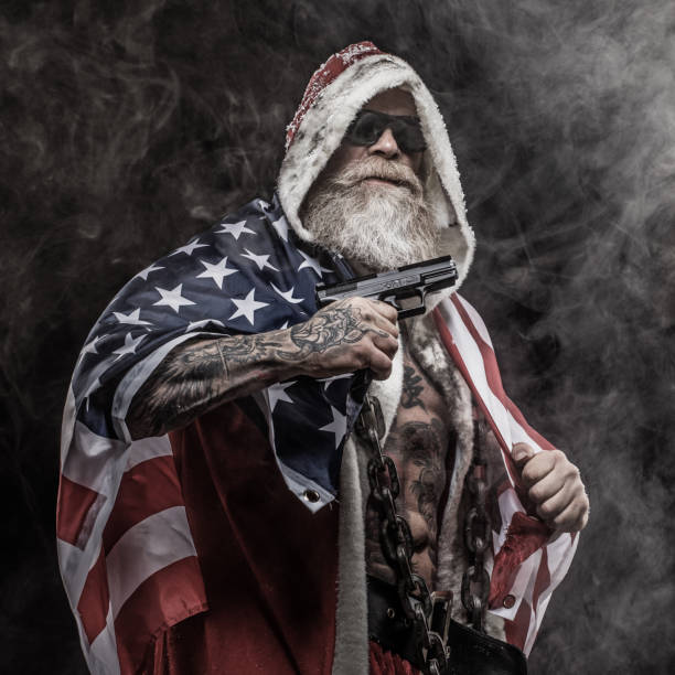 bad santa claus con pistola y bandera americana - tattoo gun fotografías e imágenes de stock