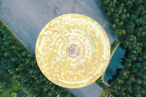 istock Center for long-distance space communications, satellite antenna 1175879032