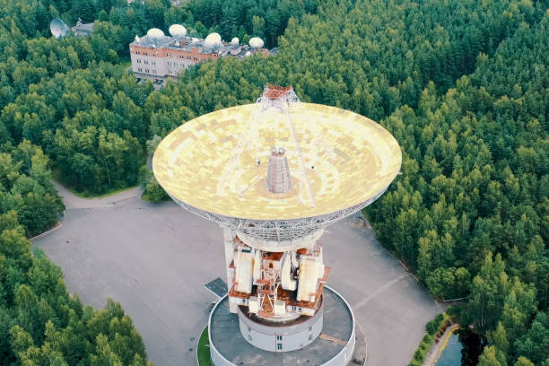 istock Center for long-distance space communications, satellite antenna 1175879061