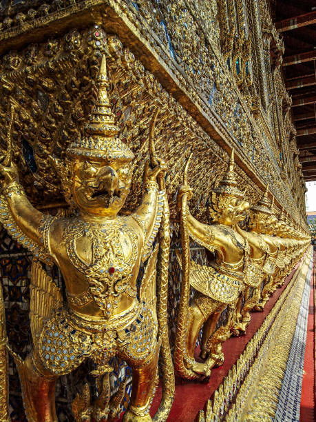 statue d'or de garuda dans le bouddha d'émeraude de temple - garuda bangkok thailand gold photos et images de collection