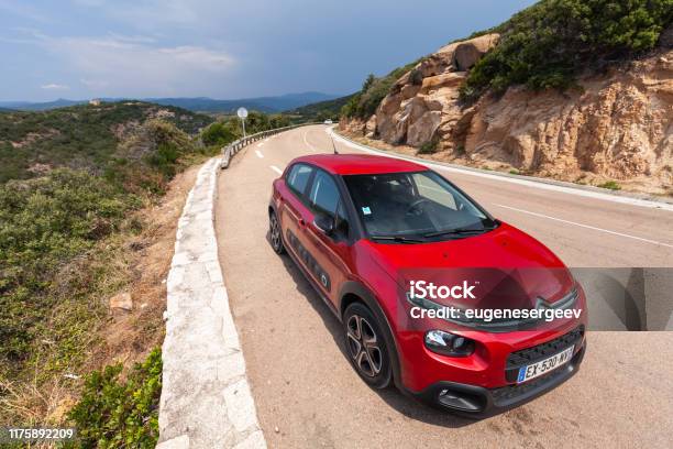 Foto de Citroen Vermelho C3 Está Em Uma Estrada e mais fotos de stock de Carro - Carro, Citroen, Córsega