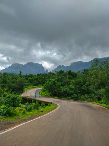 nasik, maharashtra, agosto 2018, homem que está na borda da estrada a bhandardara - dark edge - fotografias e filmes do acervo