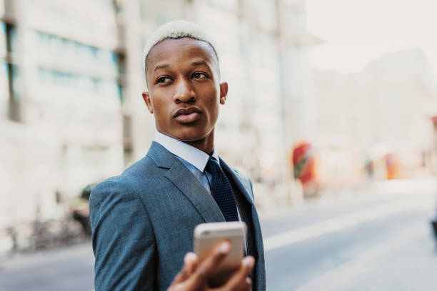 jeune homme d'affaires africain dans le plein procès, utilisant le covoiturage - car pooling photos et images de collection