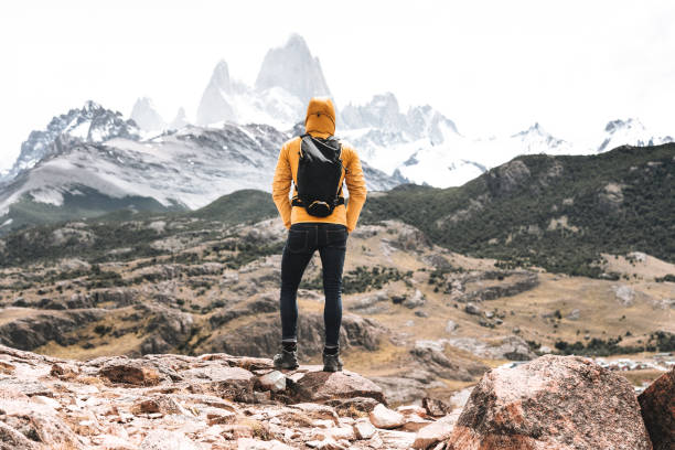 escursionista in piedi a el chalten - provincia di santa cruz argentina foto e immagini stock