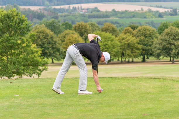 golfista przygotowuje się do tee off. - teeing off zdjęcia i obrazy z banku zdjęć