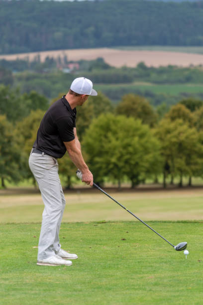 golfista przygotowuje się do tee off. - teeing off zdjęcia i obrazy z banku zdjęć