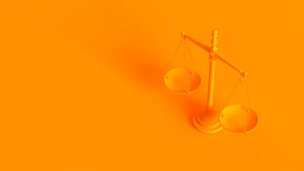 imagen conceptual. escalas de justicia aisladas sobre fondo naranja. - legal scales fotografías e imágenes de stock