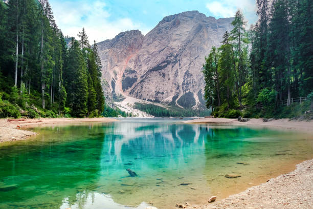 schöner braiessee, italien - woods reflection famous place standing water stock-fotos und bilder