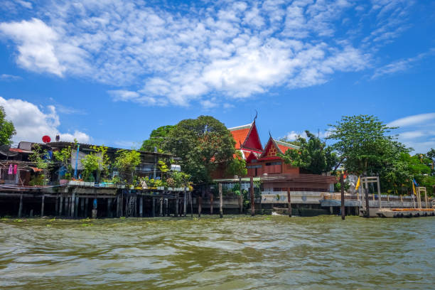 старые дома на хлонг, бангкок, таиланд - thonburi стоковые фото и изображения