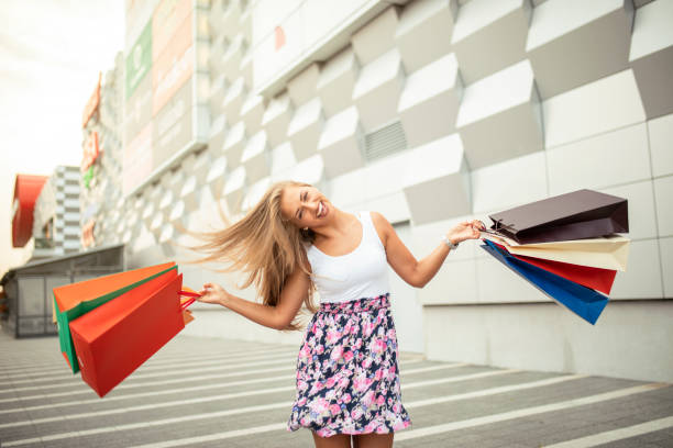 istock Shopaholic blondie 1175926669