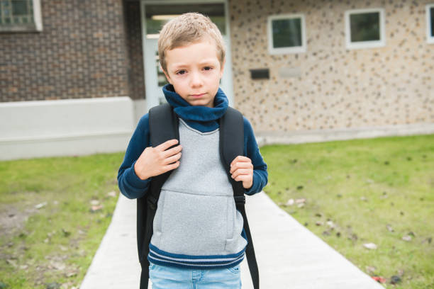 smutne kaukaskie sześcioletnie dziecko o zamyślanym wyglądzie. smutny obraz koncepcji dziecka w wieku szkoły podstawowej. - developmental zdjęcia i obrazy z banku zdjęć