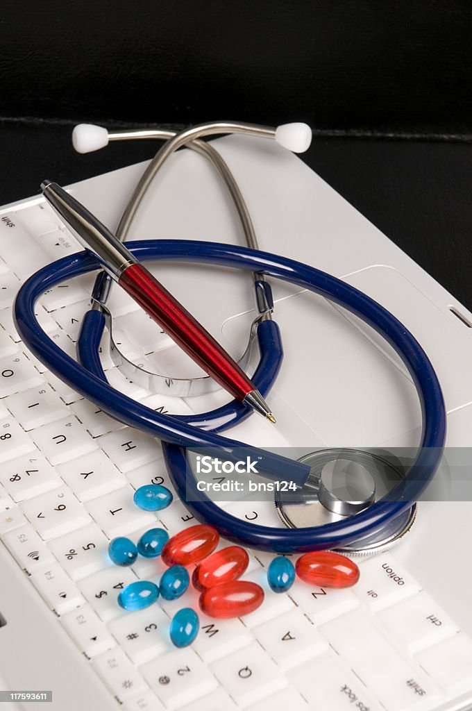 Estetoscópio com pílulas e laptop - Foto de stock de Antibiotico royalty-free