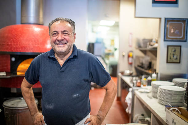 比薩店老闆微笑 - 義大利文化 圖片 個照片及圖片檔