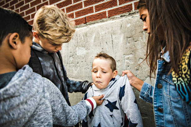 smutny moment zastraszania elementary age nękanie w szkole - bullying sneering rejection child zdjęcia i obrazy z banku zdjęć