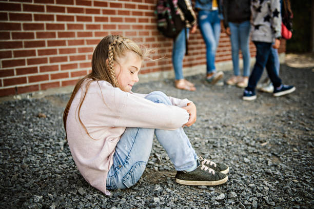 smutny moment zastraszania elementary age nękanie w szkole - bullying sneering rejection child zdjęcia i obrazy z banku zdjęć