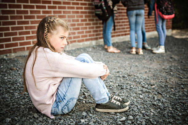 smutny moment zastraszania elementary age nękanie w szkole - bullying sneering rejection child zdjęcia i obrazy z banku zdjęć