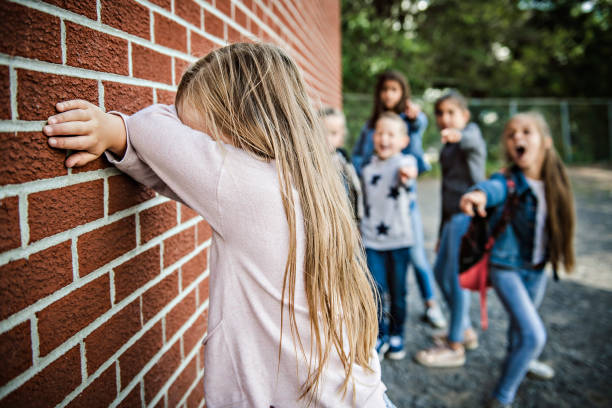 smutny moment zastraszania elementary age nękanie w szkole - bullying sneering rejection child zdjęcia i obrazy z banku zdjęć