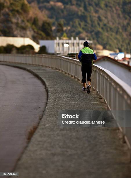 Foto de Pista De Corrida e mais fotos de stock de Adulto - Adulto, Adulto de idade mediana, Atividade Física