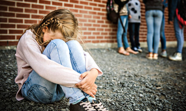 smutny moment zastraszania elementary age nękanie w szkole - bullying sneering rejection child zdjęcia i obrazy z banku zdjęć