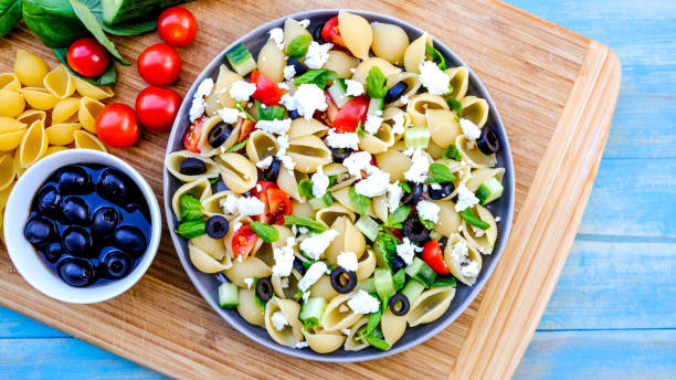 insalata di pasta greca in stile mediterraneo con pasta conchiglia - greek culture salad olive feta cheese foto e immagini stock