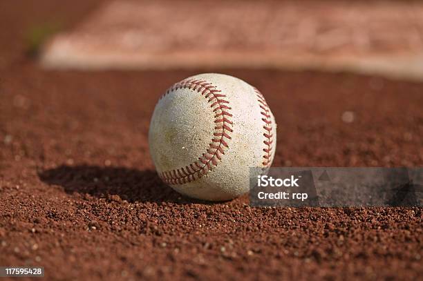 Baseball - Fotografie stock e altre immagini di Palla da baseball - Palla da baseball, Allenamento estivo di baseball, Penombra