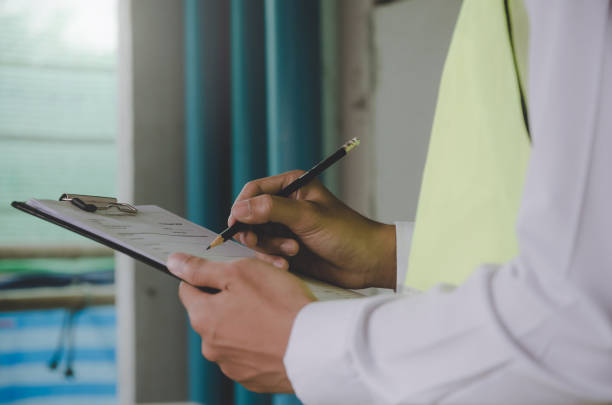 construção. construtor, coordenador ou inspector novo do foreman que verific e que inspecion com prancheta no interior da construção do canteiro de obras antes do projeto novo completo, contratante e conceito da engenharia - prancheta - fotografias e filmes do acervo