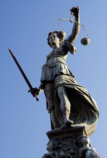 istock Justitia - Römerberg Frankfurt 117596638