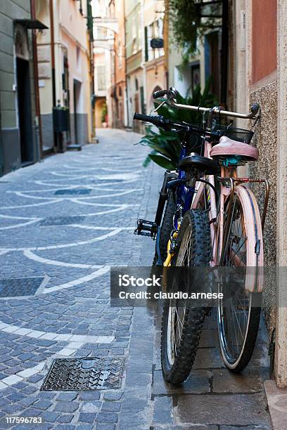 Vicolo Con Vecchia Bicicletta - Fotografie stock e altre immagini di Vicolo - Vicolo, Ambientazione esterna, Antico - Vecchio stile