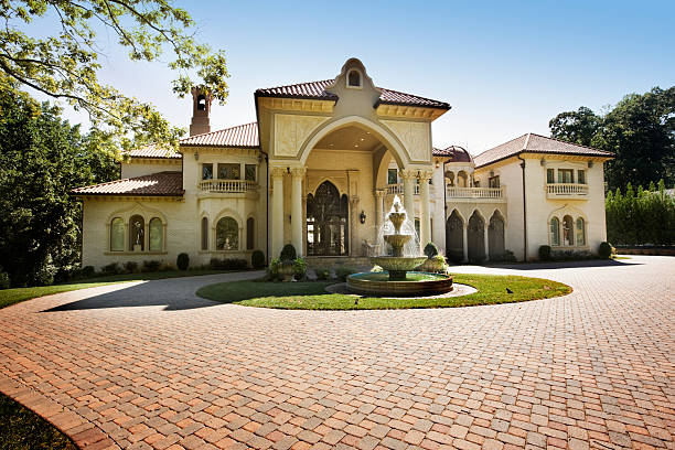Mansion House with Circular Brick Driveway  mansion stock pictures, royalty-free photos & images