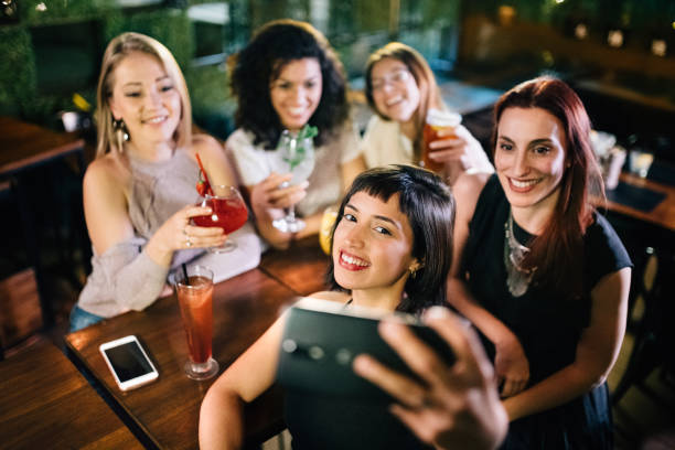 istock Nightlife with friends 1175973184