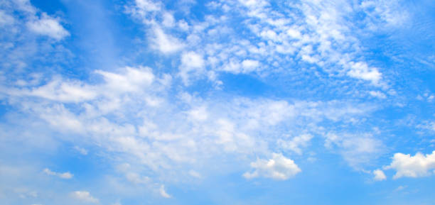 nuvole bianche soffici nel cielo azzurro. - cumulus cloud condensation sky blue foto e immagini stock