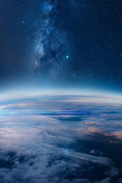 milchstraße steigt über den erdhorizont - planetologie stock-fotos und bilder