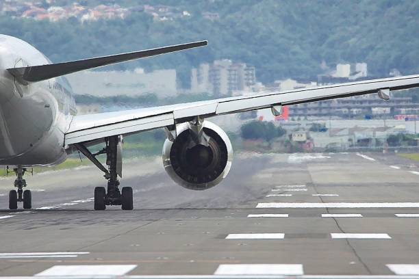 istock Japanese landscape779 airplane 1176006797