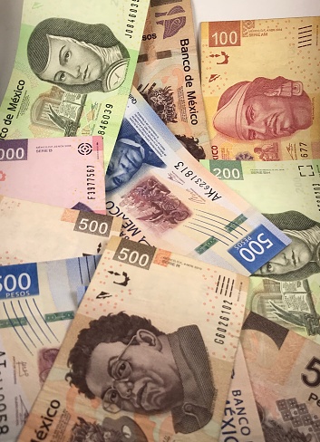 Eine Gruppe Mexikanischer Pesorechnungen Auf Weißem Hintergrund ...