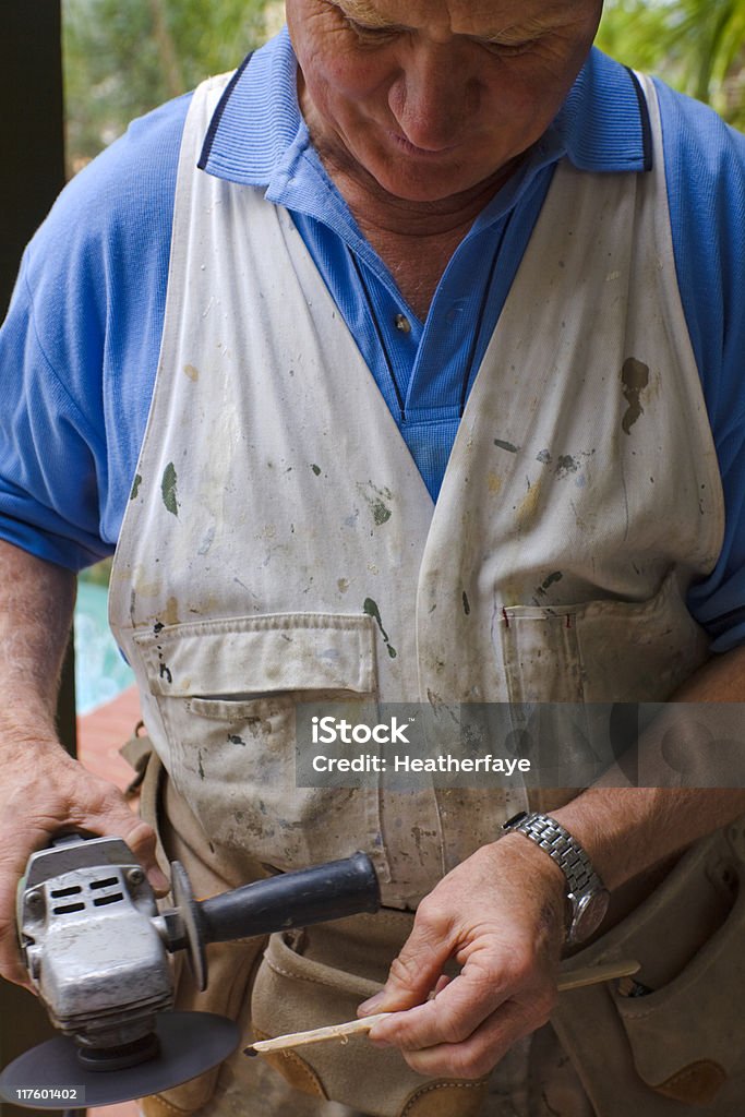 Формирование дерева Workman - Стоковые фото Активный пенсионер роялти-фри