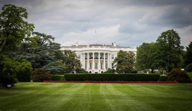 white house photo - washington dc architecture nobody american flag imagens e fotografias de stock