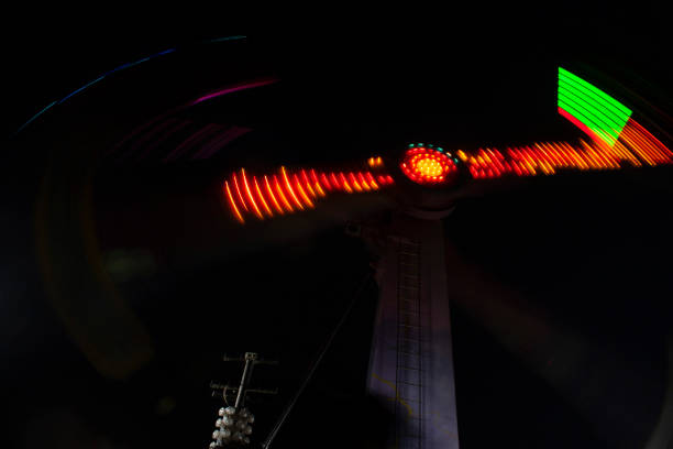 un mouvement pendulaire de jeux mécaniques à la foire au mexique qui se traduise par des scans légers - toluca mexico photos et images de collection