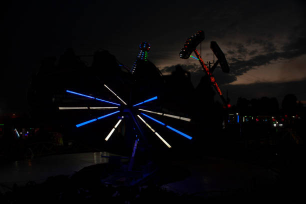 foire de nuit dans la vie nocturne du mexique et amusement dans la photographie de ville prise avec la basse vitesse - toluca mexico photos et images de collection