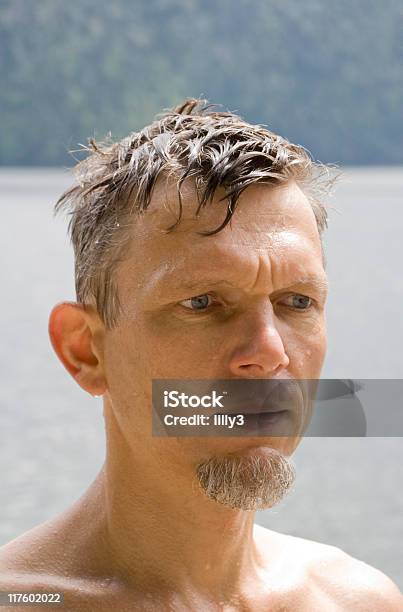 Retrato De Hombre Maduro Con Fregadero Foto de stock y más banco de imágenes de Cabello mojado - Cabello mojado, Hombres, 40-44 años