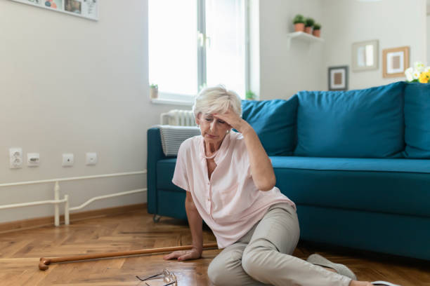 les risques associés à l'âge - falling people tripping senior adult photos et images de collection